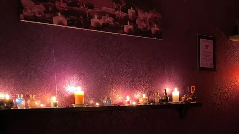 Masaj odası mum rafı — uçucu yağ şişeleri ve mumlar — Başakşehir erkek terapist