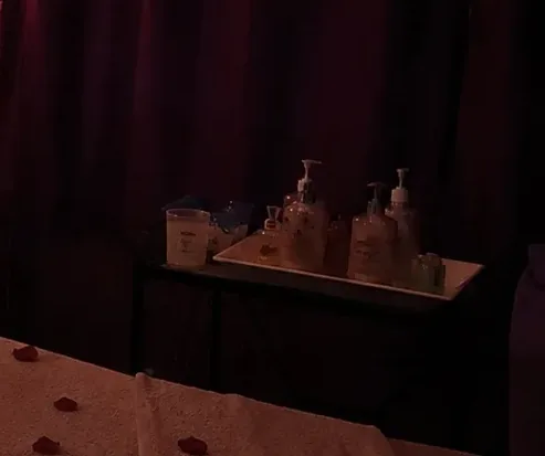 Masaj yağları tepsisi — seans öncesi hazırlanmış — Başakşehir erkek terapist