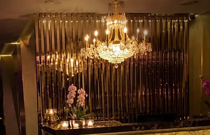 Lila Spa giriş holü — kristal avize ve altın paravan — Başakşehir erkek terapist