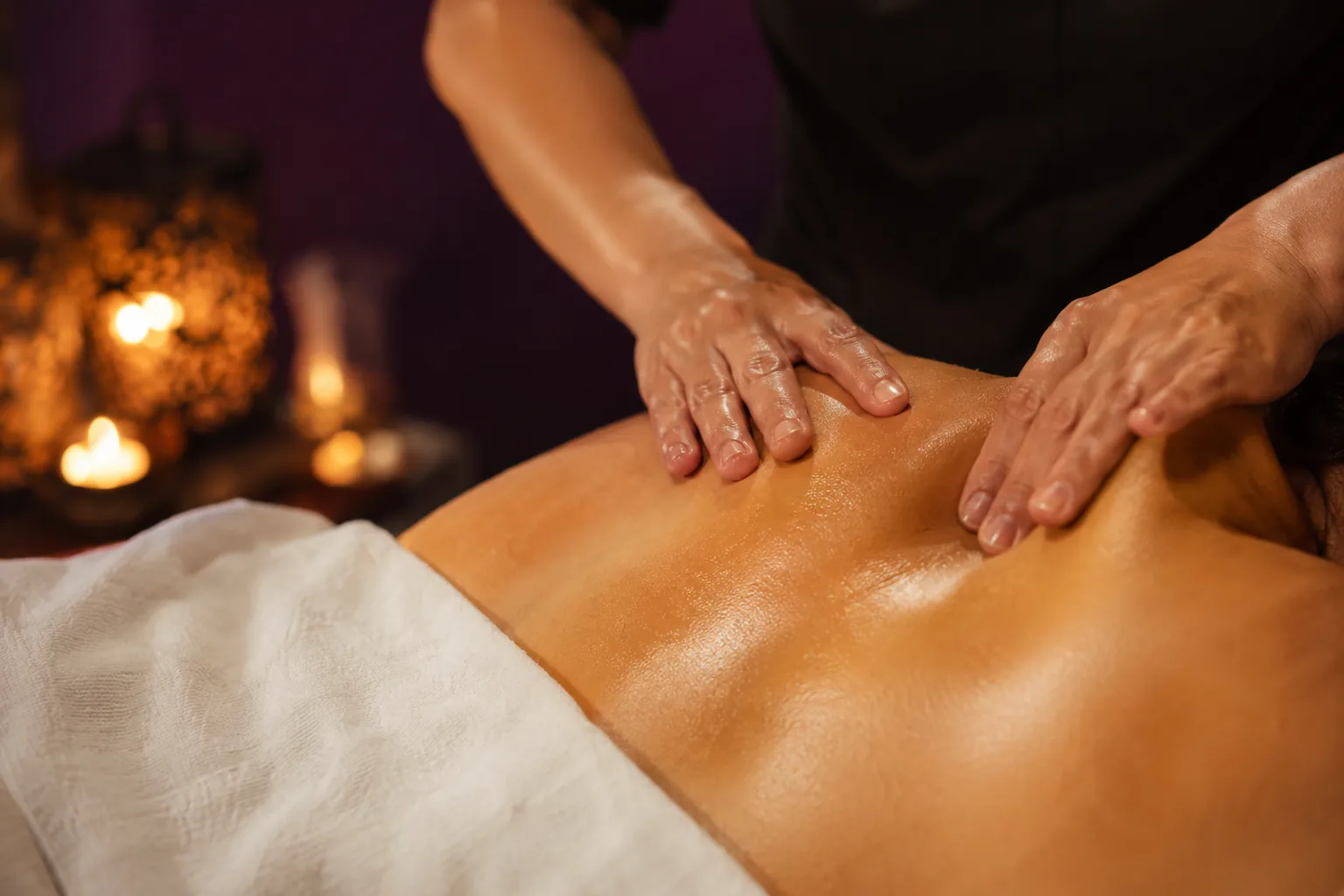 Sırt masajı uygulaması — Lila Spa, Büyükçekmece misafirlerine hizmet veren salon